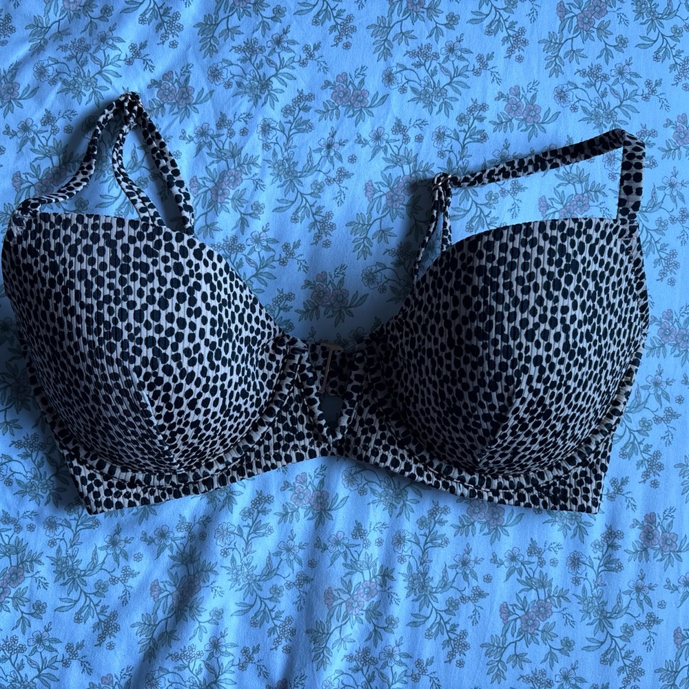 Chic Leopard Print Bikini Top